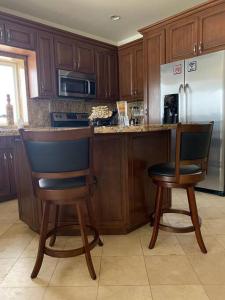 ACCESS - BEACH Penthouse PAPAS and BEER 2 miles WIFI