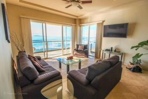 ACCESS - BEACH Penthouse PAPAS and BEER 2 miles WIFI
