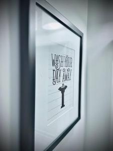 Secret Serenity! Roomy! Pool! 5 min from Beach!