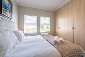 Sedgefield - Quick WALK to Beach. REDUCED Winter Rates - Sleeps 6 Guests