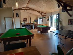 Maisons de vacances La Gasteboisiere with swimming pool and games room : photos des chambres