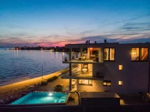 Jimmys Beach direkt am Meer und beheiztem Pool - Glavan