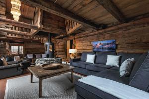 Le Bossey - 4BR Traditional Chalet BBQ, Fireplace and View - By Cozee Rentals