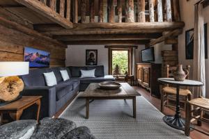 Le Bossey - 4BR Traditional Chalet BBQ, Fireplace and View - By Cozee Rentals