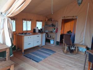 Tentes de luxe Luxe safarilodgetent met boxspring bedden : photos des chambres