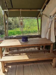 Luxe safarilodgetent met boxspring bedden