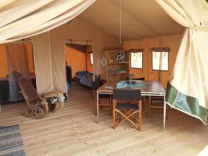 Tentes de luxe Luxe safarilodgetent met boxspring bedden : Tente