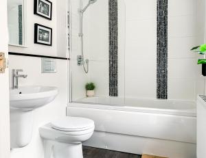 Maple House - Quaint Victorian Home With Free Parking