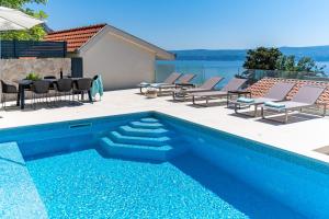 Villa Atopos with heated private pool, 5 bedrooms, Cinema room, panoramic sea views