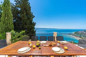 Villa Atopos with heated private pool, 5 bedrooms, Cinema room, panoramic sea views