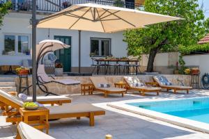 Villa Little Paradise with a private pool, 4 bedrooms, 2 living areas, 3km from the beach in Marina