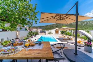 Villa Little Paradise with a private pool, 4 bedrooms, 2 living areas, 3km from the beach in Marina