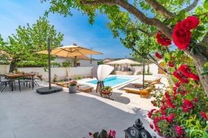 Villa Little Paradise with a private pool, 4 bedrooms, 2 living areas, 3km from the beach in Marina