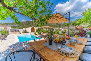 Villa Little Paradise with a private pool, 4 bedrooms, 2 living areas, 3km from the beach in Marina