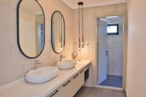 Luxury 5 bedroom villa with heated infinity pool & amazing sea views