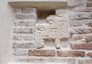 Casa Athelia: Traditional Home, Local Neighborhood