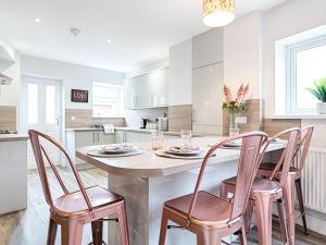 Luxury Bright Spacious Family Home - Near Beaches - Pass the Keys