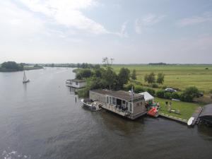 Luxe woonboot unieke locatie Friesland Âlde Feanen
