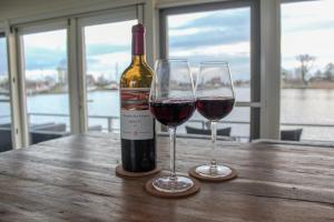 Luxe woonboot unieke locatie Friesland Âlde Feanen