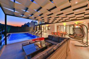 Modern 4 Bedroom villa with sea views & salt-water pool