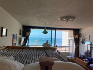 TINY APT w balcony and SEAVIEW, even out of your bed !