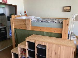 TINY APT w balcony and SEAVIEW, even out of your bed !