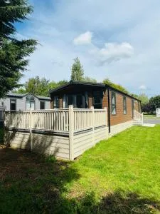 Woodpark Lodge with Hot Tub - Allerthorpe