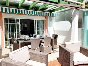 Lomas de Cabopino House