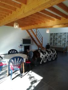 Florennes Gîte neuf 150 M2 devant un grand lac privé de 2 hectares poissonneux au milieu des bois