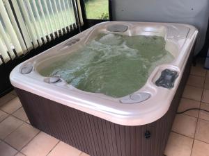 Maison landaise moderne avec piscine chauffée et spa