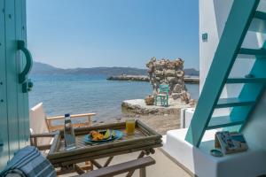 Turquoise Boathouse in Klima I