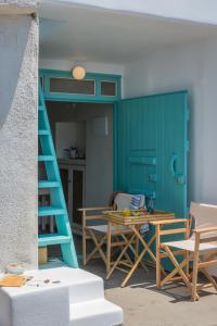 Turquoise Boathouse in Klima I