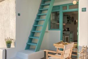 Turquoise Boathouse in Klima I