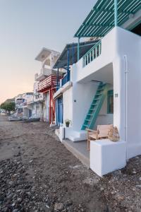 Turquoise Boathouse in Klima I