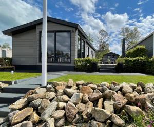 PUUR Eernewoude luxe chalet direct aan open vaarwater gelegen in de Alde Feanen