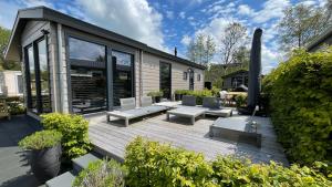 PUUR Eernewoude luxe chalet direct aan open vaarwater gelegen in de Alde Feanen