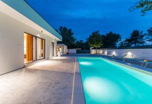 House with pool Mimi