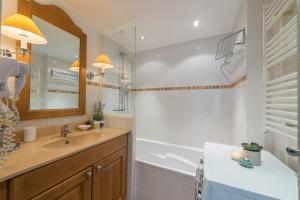 Appartements La Baie des Voiles, FEET IN THE CRYSTAL WATERS, 9 Apts from studio to Duplex by LLA SELECTIONS : photos des chambres