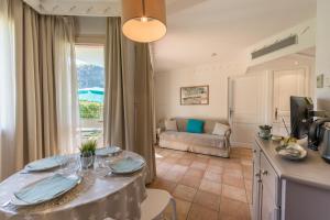 Appartements La Baie des Voiles, FEET IN THE CRYSTAL WATERS, 9 Apts from studio to Duplex by LLA SELECTIONS : photos des chambres