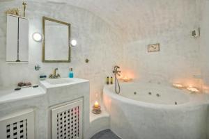 Pyrgos 3-Bed Villa Sleeps 8 with Pool and AirCon