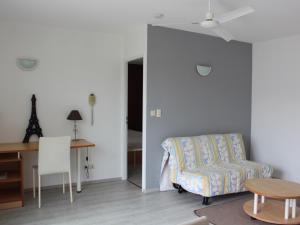 Appartement T2 avec balcon, parking et piscine, proche commodités - FR-1-258-201
