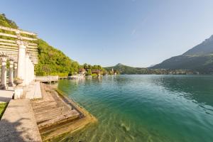 Appartements Les Libellules acces direct au lac, 7 apts du studio au 4 ch, LLA Selections by LocationlacAnnecy : Loft