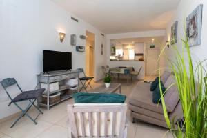 Las Dunas, bajo, 2 dormitorios, 25m del mar, by Bookindenia