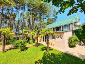 House & Yard Sesil Forest 90m to beach Kaprovani
