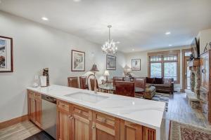 Luxury 1-Bedroom Ski-In Out Condo with Slopeside Heated Pool