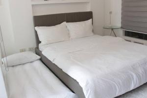 A2J Luxury 1BR BGC Balcony Suite Near BurgosCircle