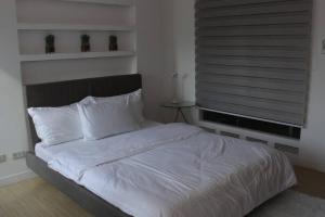 A2J Luxury 1BR BGC Balcony Suite Near BurgosCircle