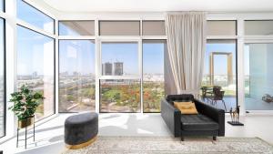 Ultimate Stay - 3 Beds - Scenic Panoramic Views - Right at Metro Station - 5-10min to Sea, Burj Khalifa, Old Town, Downtown - 15min from Airport