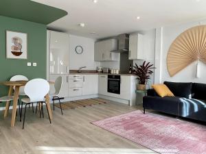 Modern apartment in central quiet York with free Parking - Contemporary new building