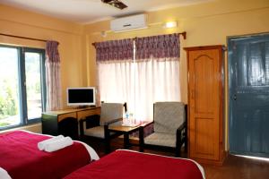 Hotel Silver Oaks Inn